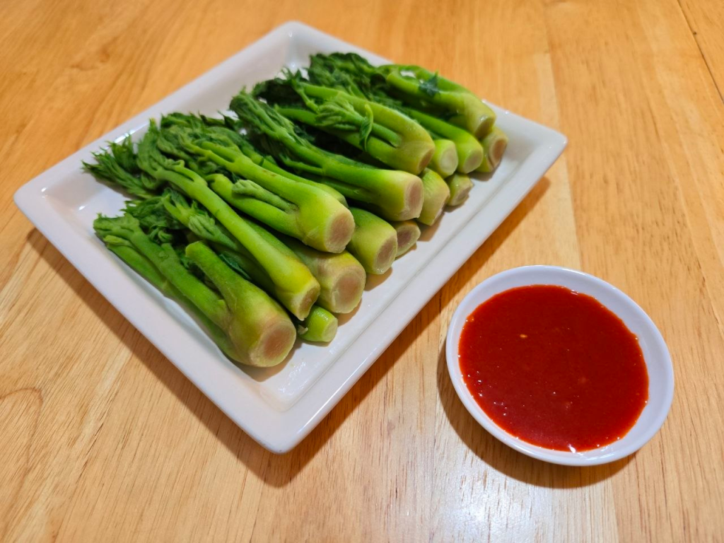 Korean spring vegetable Dureup with Chogochujang sauce