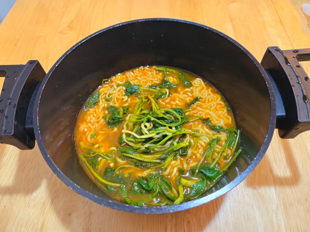 Korean ramen with fresh spring mugwort
